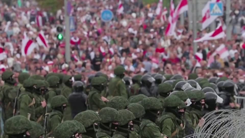 Belarusian protesters, defying army, flood Minsk
