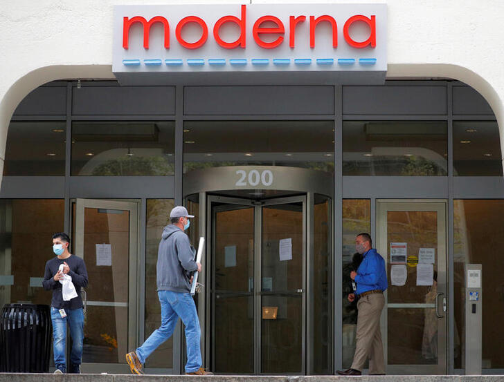 FILE PHOTO: A sign marks the headquarters of Moderna Therapeutics, which is developing a vaccine against the coronavirus disease (COVID-19), in Cambridge, Massachusetts, U.S., May 18, 2020.   REUTERS/Brian Snyder/File Photo