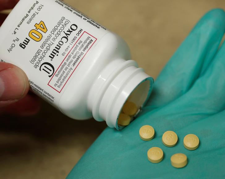 A pharmacist holds prescription painkiller OxyContin, 40mg pills, made by Purdue Pharma L.D. at a local pharmacy, in Provo, Utah, U.S., April 25, 2017. REUTERS/George Frey