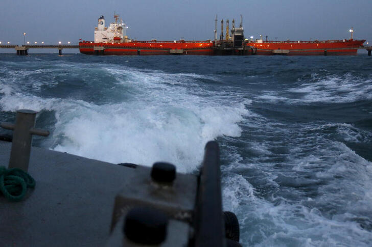 FILE PHOTO: An oil tanker is docked while oil is pumped into it at the ships terminal of PDVSA's Jose Antonio Anzoategui industrial complex in the state of Anzoategui April 15, 2015.  REUTERS/Carlos Garcia Rawlins/File Photo