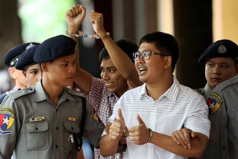 Detained Reuters journalist Wa Lone and Kyaw Soe Oo arrive at Insein court in Yangon, Myanmar August 27, 2018. REUTERS/Ann Wang/File Photo