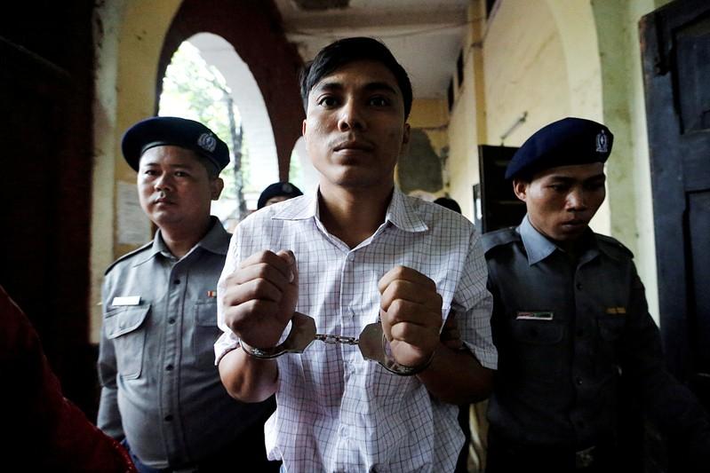 Detained Reuters journalist Kyaw Soe Oo arrives escorted by police before a court hearing in Yangon, Myanmar May 28, 2018. REUTERS/Ann Wang TPX IMAGES OF THE DAY - RC1755968800