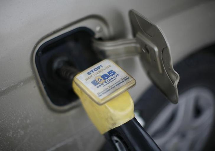 E85 ethanol fuel is shown being pumped into a vehicle at a gas station selling alternative fuels in the town of Nevada, Iowa, December 6, 2007. Nearby, the Lincolnway Energy company is converting corn to biodiesel ethanol fuel to be used in flexible-fuelled vehicles as an alternative energy source to oil. The business operates around the clock seven days a week, processing approximately 50,000 bushels (1.27 tonnes) of corn daily, and creating 150,000 gallons (567,752 litres) of ethanol per day.      REUTERS/Jason Reed     (UNITED STATES)