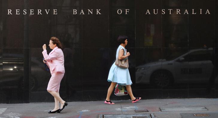 Two women walk next to the Reserve Bank of Australia headquarters in central Sydney, Australia February 6, 2018. REUTERS/Daniel Munoz