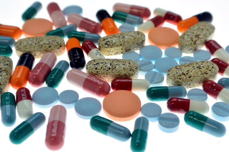 FILE PHOTO: Pharmaceutical tablets and capsules are arranged on a table in a photo illustration shot September 18, 2013.  REUTERS/Srdjan Zivulovic/Illustration/File Photo