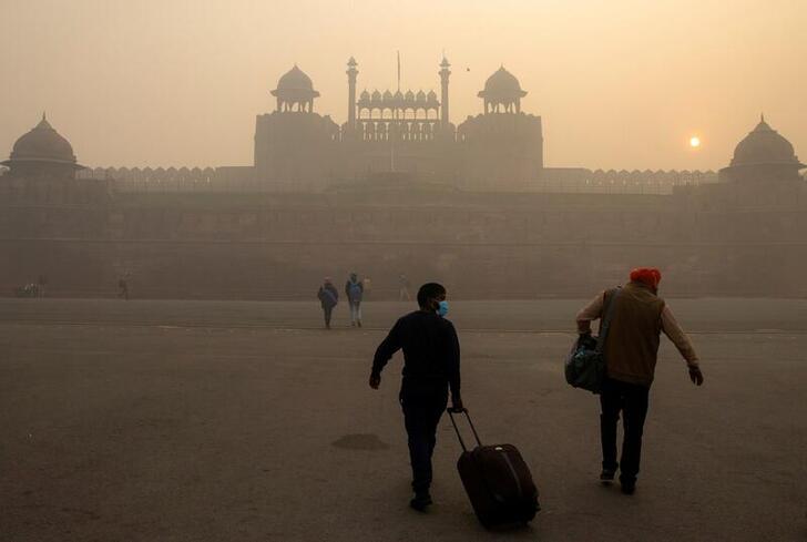 FILE PHOTO: People arrive to visit the Red Fort on a smoggy morning in the old quarters of Delhi, India, November 10, 2020. REUTERS/Danish Siddiqui/File Photo
