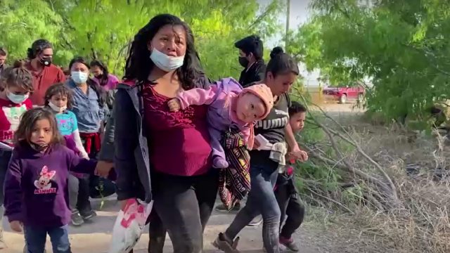 A group of over 100 asylum seeking migrants head to Texas border wall