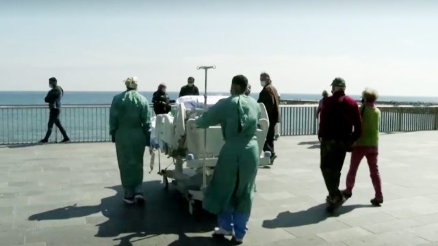 After 114 days in the ICU, Catalan COVID-19 patient soaks up seaside sunshine