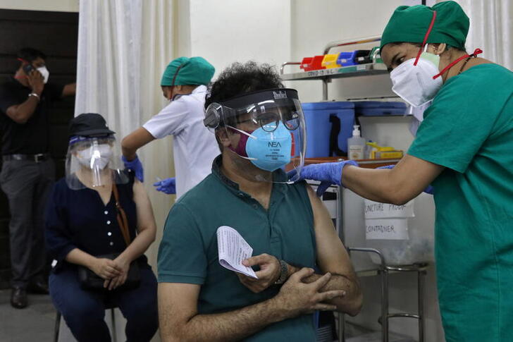 Viral Kothari, 39, receives his first dose of COVISHIELD, a coronavirus disease (COVID-19) vaccine manufactured by Serum Institute of India, at a vaccination centre in Mumbai, India, May 3, 2021. REUTERS/Niharika Kulkarni