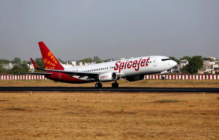 FILE PHOTO: A SpiceJet passenger Boeing 737-800 aircraft takes off from Sardar Vallabhbhai Patel international airport in Ahmedabad, India May 19, 2016. REUTERS/Amit Dave/File Photo