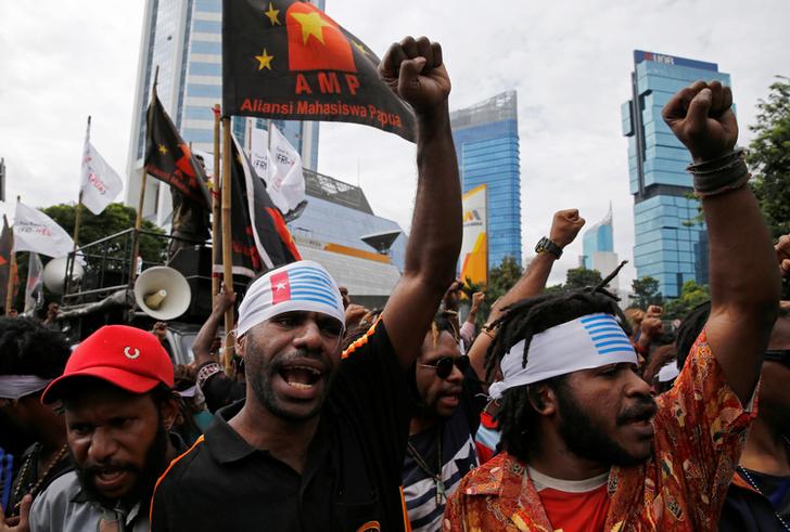 Protesters shout slogans during a rally calling for their right to self-determination in the Indonesian controlled part of Papua, in Jakarta, Indonesia December 1, 2016. REUTERS/Beawiharta