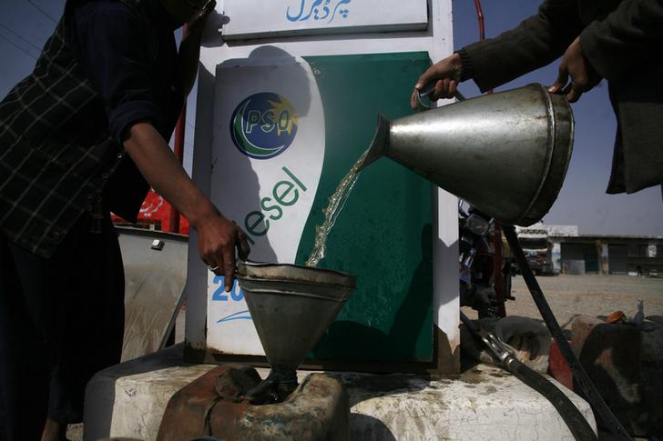 A man fills a canister with petrol that he says was brought from Iran, at a roadside petrol station on the outskirts of Quetta February 13, 2013. As Western powers tighten sanctions on Iran, an unexpected set of beneficiaries has emerged in the hard-scrabble Pakistani province of Baluchistan - smugglers lured by surging profits for black market fuel.  Picture taken February 13, 2013. To match Feature PAKISTAN-IRAN/SMUGGLERS    REUTERS/Naseer Ahmed  (PAKISTAN - Tags: BUSINESS COMMODITIES ENERGY POLITICS TRANSPORT)