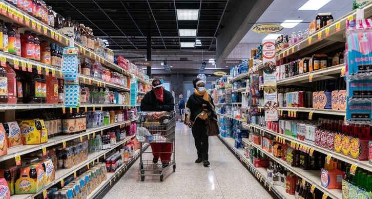 Shoppers browse in a supermarket while wearing masks to help slow the spread of coronavirus disease (COVID-19) in north St. Louis, Missouri, U.S. April 4, 2020. Picture taken April 4, 2020.  REUTERS/Lawrence Bryant