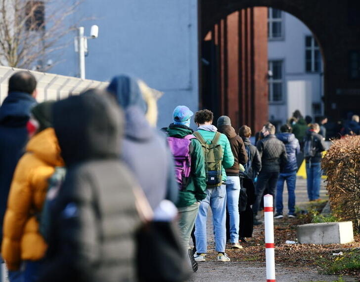 People queue at a walk-in COVID-19 testing centre at Wilhelmstrasse, amid the coronavirus disease (COVID-19) pandemic, in Berlin, Germany December 18, 2020.  REUTERS/Annegret Hilse
