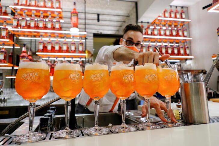 A bartender pours a drink at a Campari inauguration of a new brand house for Aperol, its best-selling beverage, in Venice. Italy, August 30, 2021. REUTERS/Manuel Silvestri