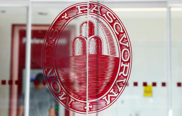 The logo of Monte dei Paschi di Siena bank is seen at a bank entrance in Rome, Italy August 16, 2018.  REUTERS/Max Rossi