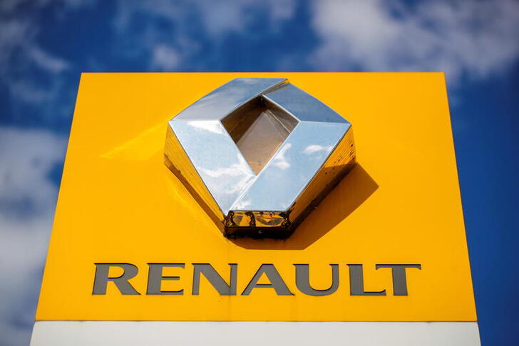 FILE PHOTO: The logo of carmaker Renault is seen at a dealership in Paris, France, August 15, 2021. REUTERS/Sarah Meyssonnier/File Photo