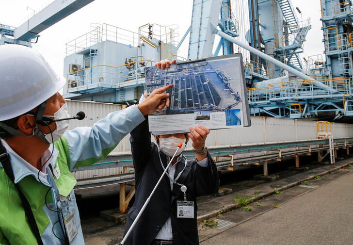 Employees of JERA give lectures to reporters at JERA's Hekinan thermal power station in Hekinan, central Japan October 18, 2021. Picture taken October 18, 2021.  REUTERS/Yuka Obayashi