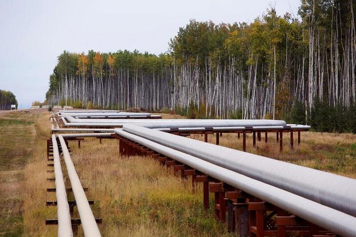 FILE PHOTO: Pipelines run at the McKay River Suncor oil sands in-situ operations near Fort McMurray, Alberta, September 17, 2014.]REUTERS/Todd Korol/File Photo