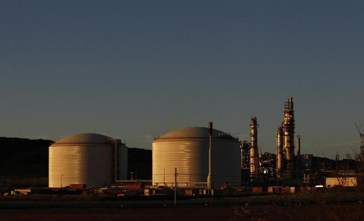The Woodside gas plant is seen at sunset in Burrup at the Pilbarra region in Western Australia April 18, 2011.  Picture taken on April 18. REUTERS/Daniel Munoz (AUSTRALIA - Tags: TRAVEL ENVIRONMENT BUSINESS)