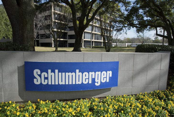 The exterior of a Schlumberger Corporation building is pictured in West Houston January 16, 2015. Schlumberger, the world's No.1 oilfield services provider, said it will cut 9,000 jobs, or about 7 percent of its workforce, as it focuses on controlling costs amid plummeting oil prices.   REUTERS/Richard Carson  (UNITED STATES - Tags: BUSINESS ENERGY EMPLOYMENT)
