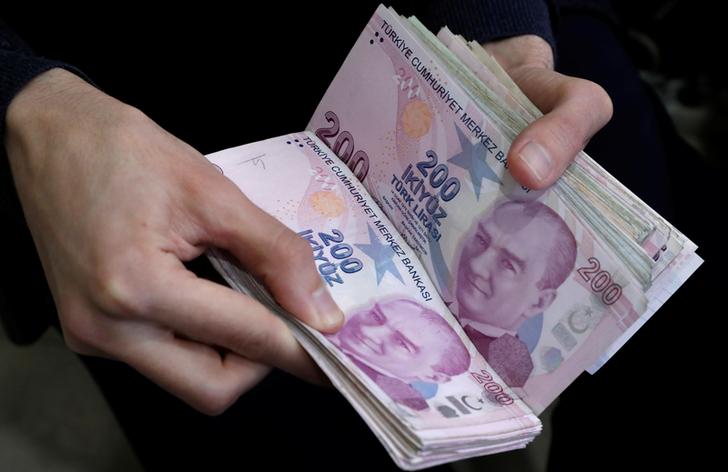 A merchant counts Turkish lira banknotes at the Grand Bazaar in Istanbul, Turkey, March 29, 2019. REUTERS/Murad Sezer