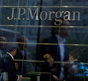 FILE PHOTO: Workers are reflected in the windows of the Canary Wharf offices of JP Morgan in London September 19, 2013. REUTERS/Neil Hall/File Photo