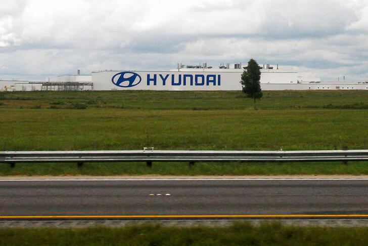 A Hyundai auto plant is seen from inside a Greyhound bus outside of Montgomery, Alabama, U.S., August 13, 2008. REUTERS/Shannon Stapleton