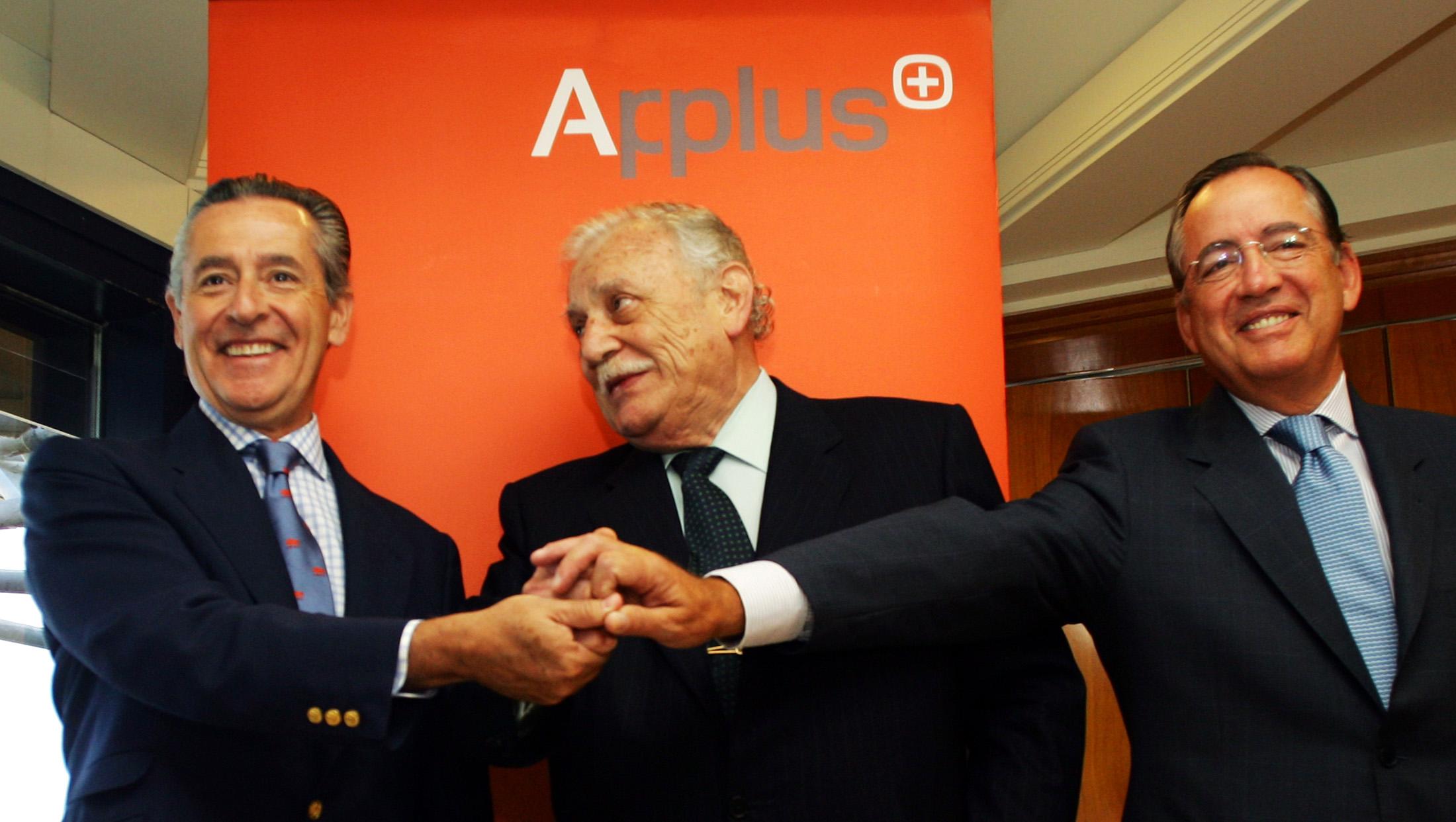 Spanish savings bank Caja Madrid's Chairman Miguel Blesa (L), Spain's water treatment company Aguas de Barcelona's Chairman Ricardo Fornesa (C) and Spanish electricity company Union Fenosa's Chairman Antonio Basagoiti join hands before a news conference in Madrid July 28, 2005. Caja Madrid will buy a 19 percent stake in techonology and services joint venture Applus+, run by Union Fenosa and Aguas de Barcelona. REUTERS/Susana Vera  SV/LA