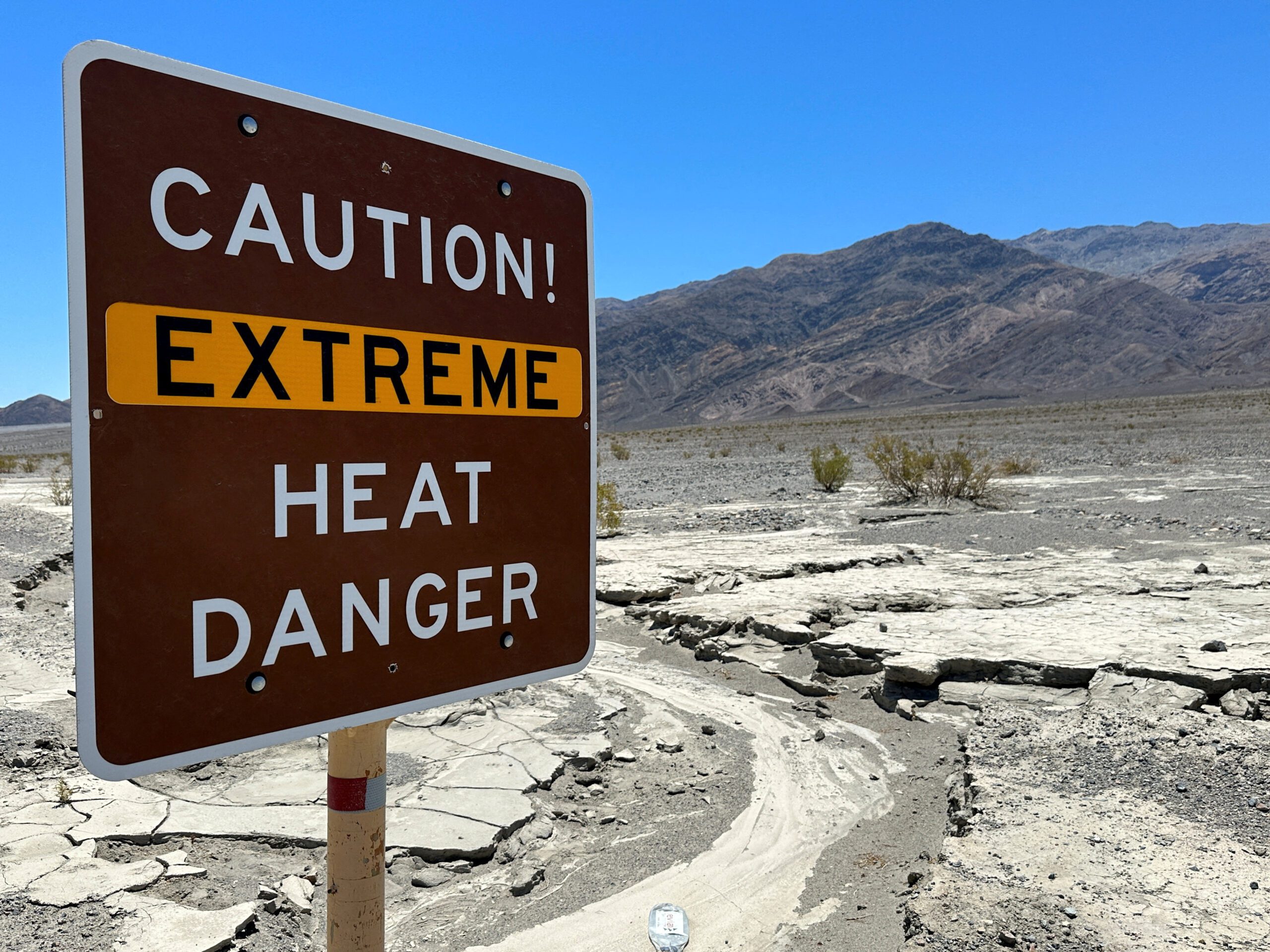 FILE PHOTO: A view of sign board warning of extreme heat in Death Valley, California, U.S. July 15, 2023. REUTERS/Jorge Garcia//File Photo