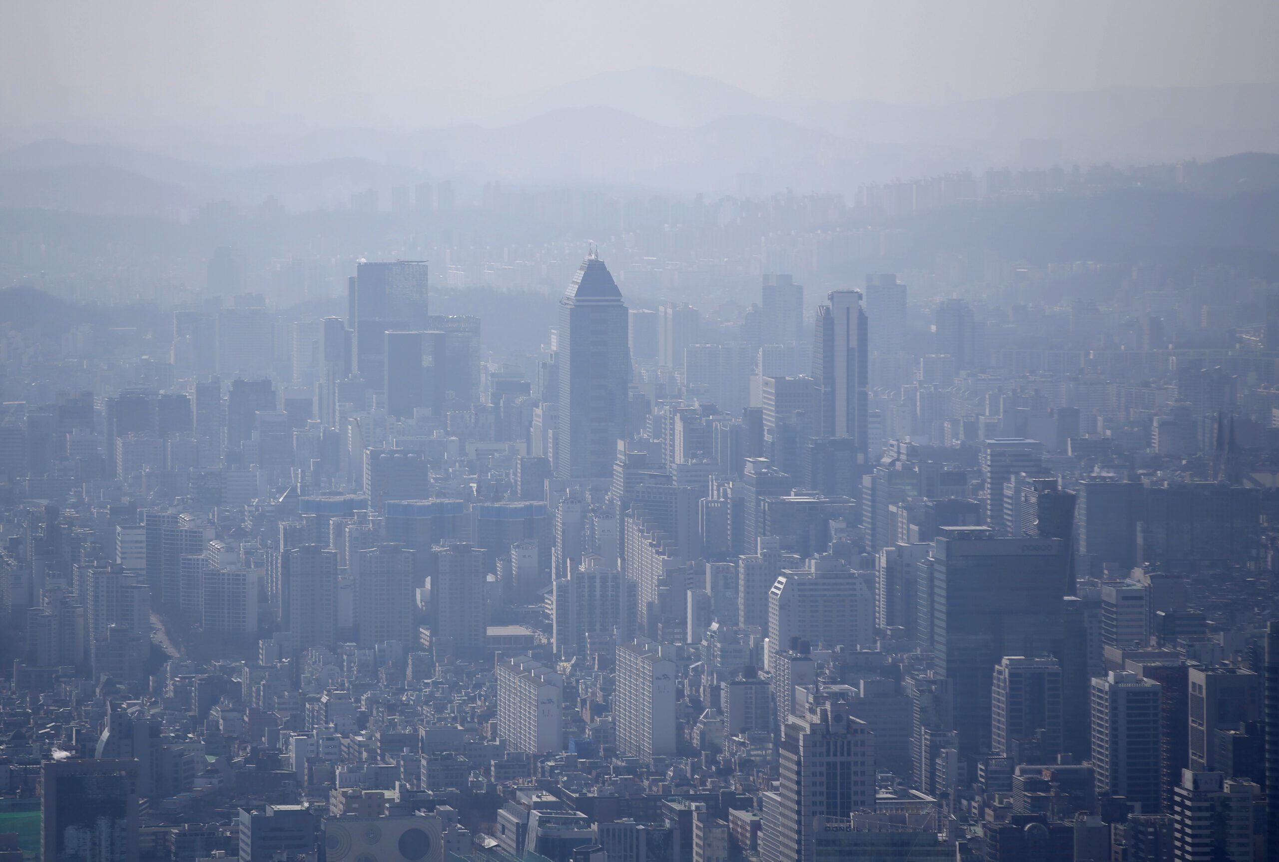 The skyline of central Seoul is seen during a foggy day in Seoul March 4, 2015. South Korea's central bank cut interest rates for the first time in five months on Thursday in a surprise move, joining the ranks of other economies which have recently taken advantage of lower inflation to ease monetary policy to spur sluggish growth. Picture taken on March 4, 2015.  REUTERS/Kim Hong-Ji (SOUTH KOREA - Tags: ENVIRONMENT CITYSCAPE BUSINESS)